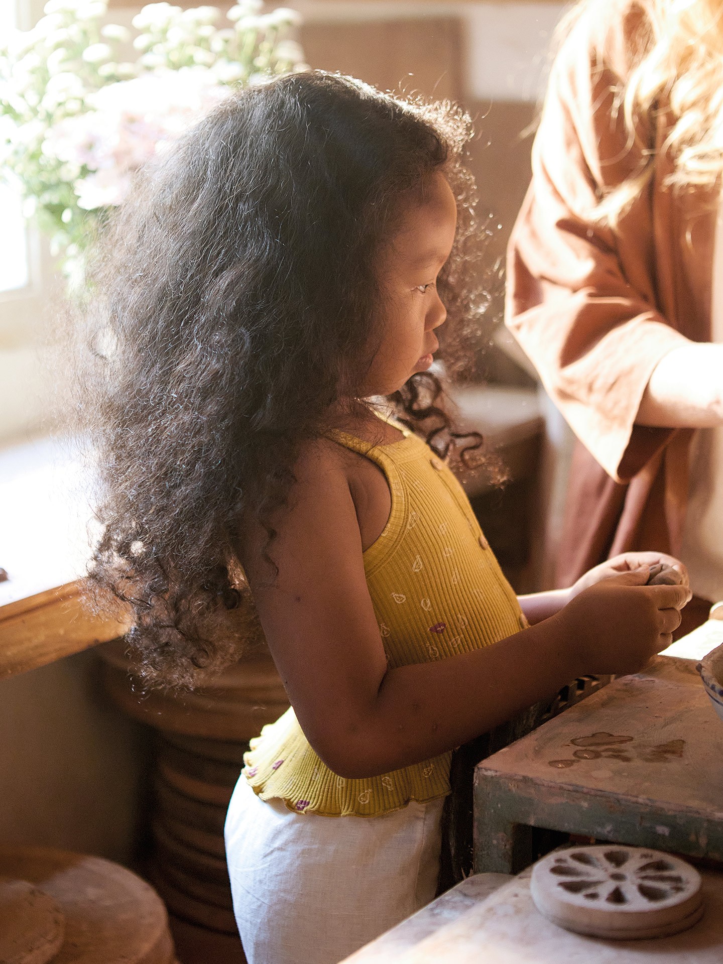 Top de punto con botones decorativos de madera