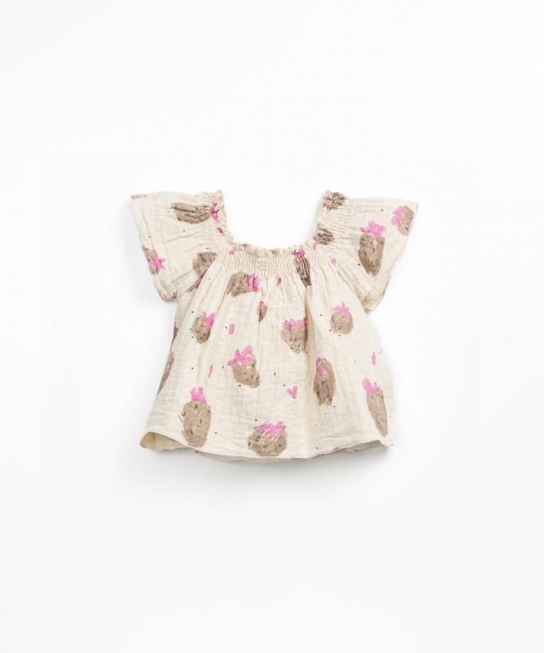 Tnica em tecido de algodo e linho com estampado de morangos