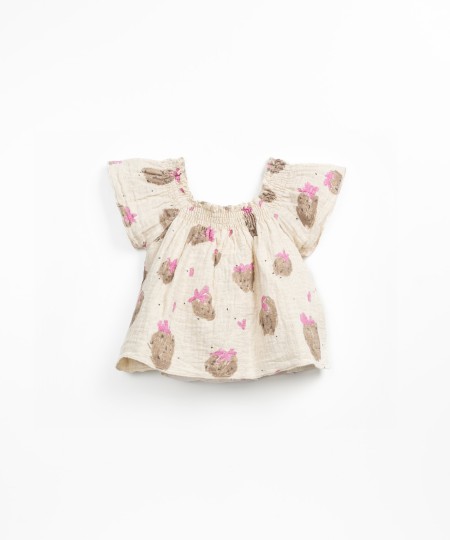 Túnica em tecido de algodão e linho com estampado de morangos