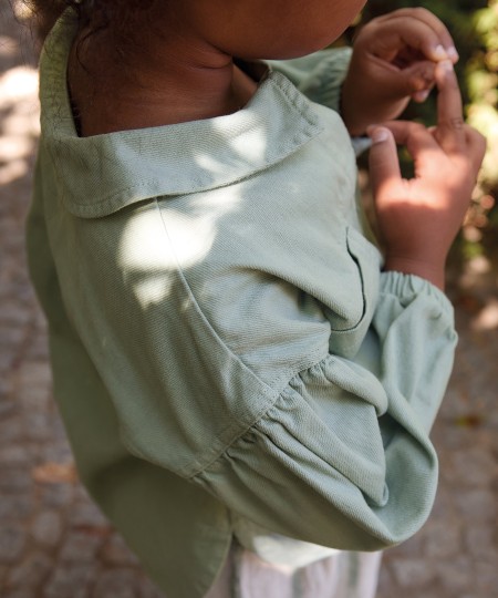 Veste en serg� de coton avec boutons en coco