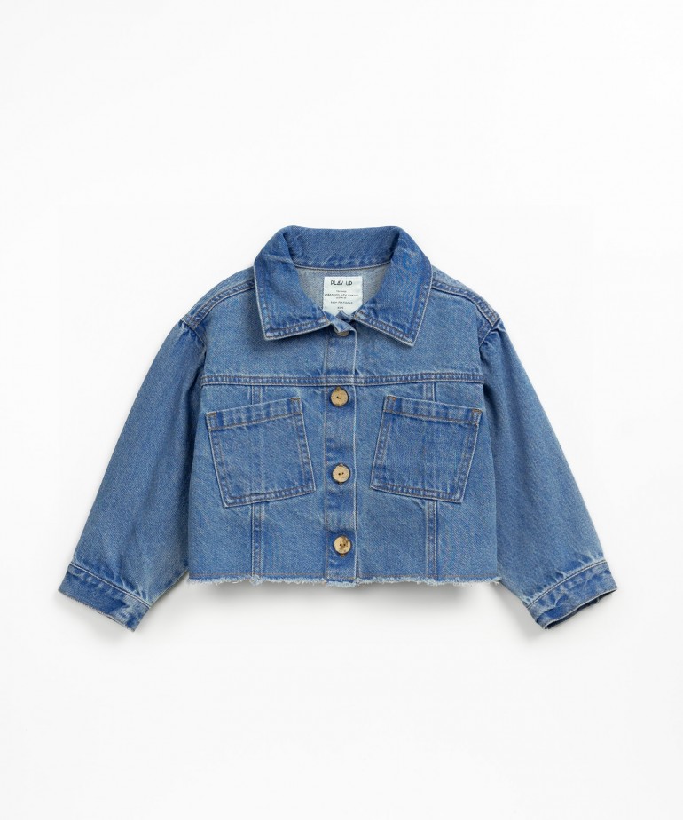 Short denim jacket in organic cotton with coconut buttons
