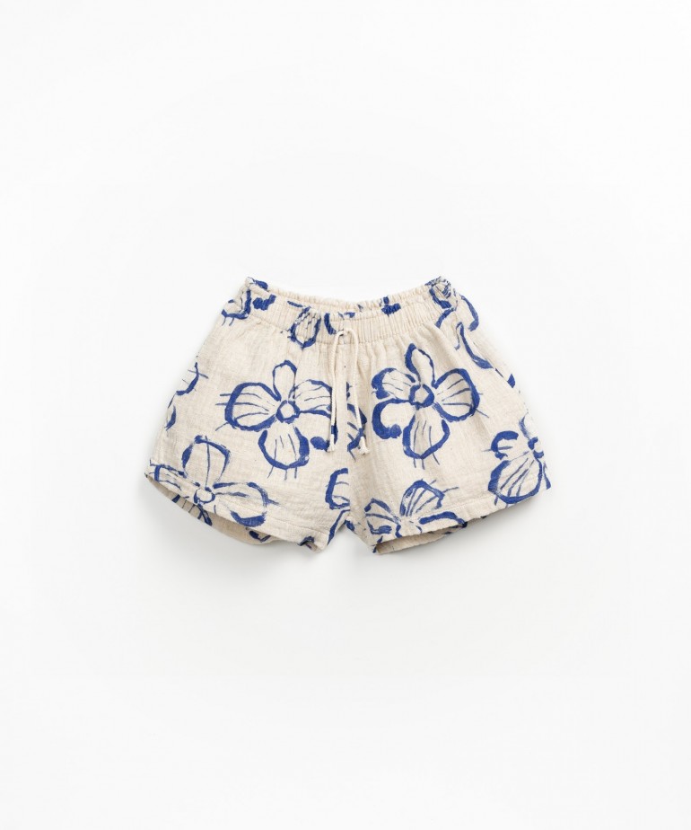 Fabric shorts with pockets