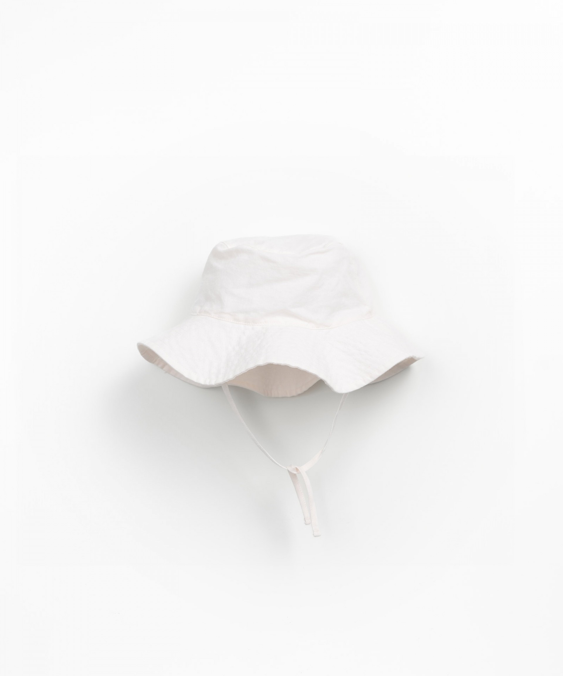 Fabric hat in linen and organic cotton with a brim