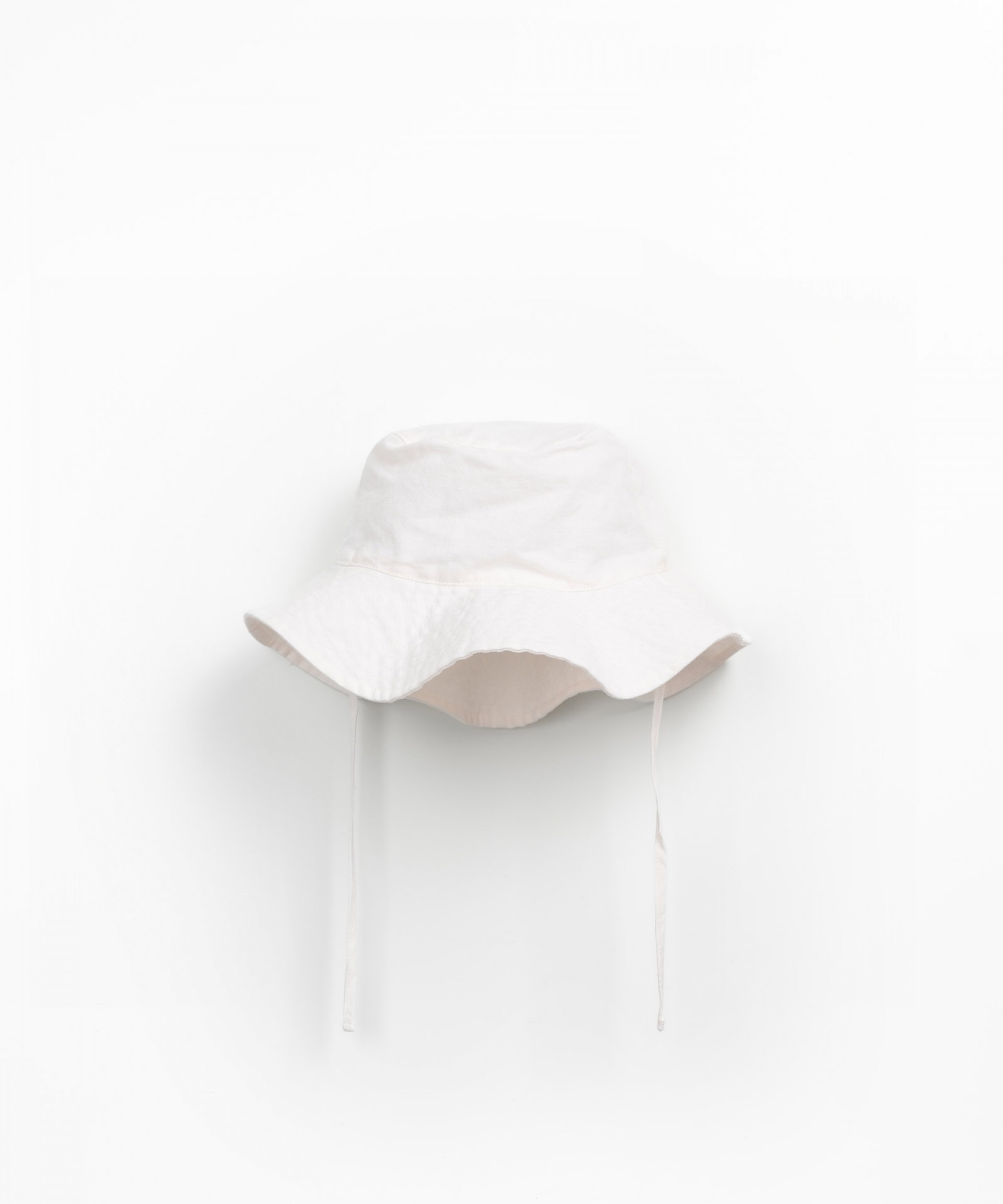 Fabric hat in linen and organic cotton with a brim