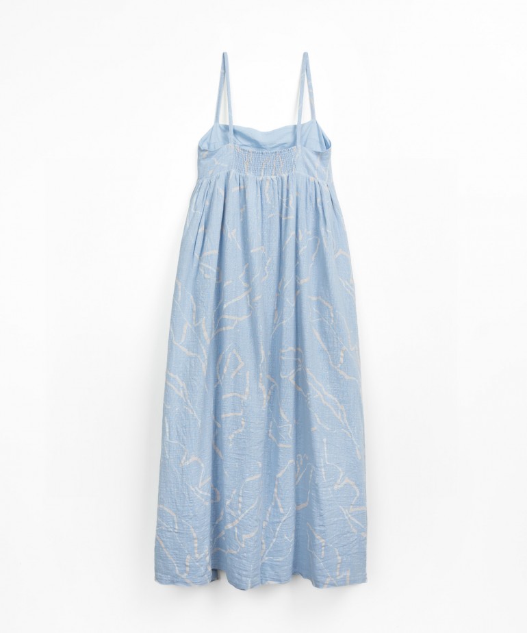 Vestido de tecido com estampado de folhas