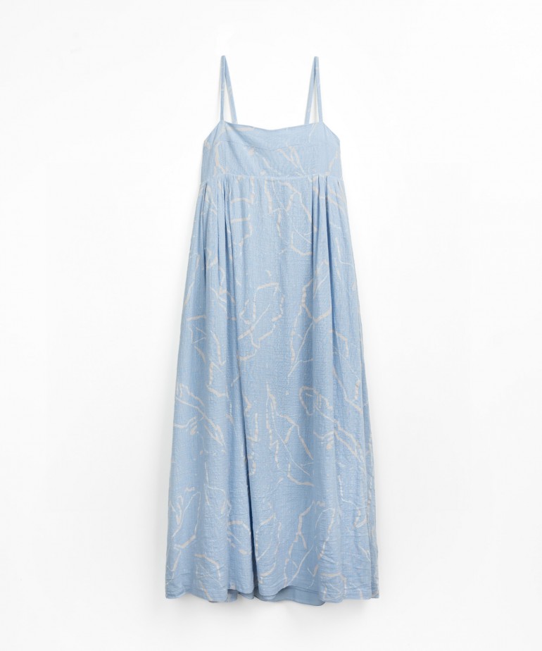 Vestido de tecido com estampado de folhas