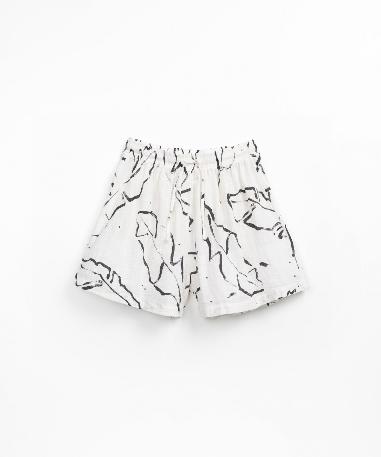 Printed shorts with abstract pattern in organic cotton