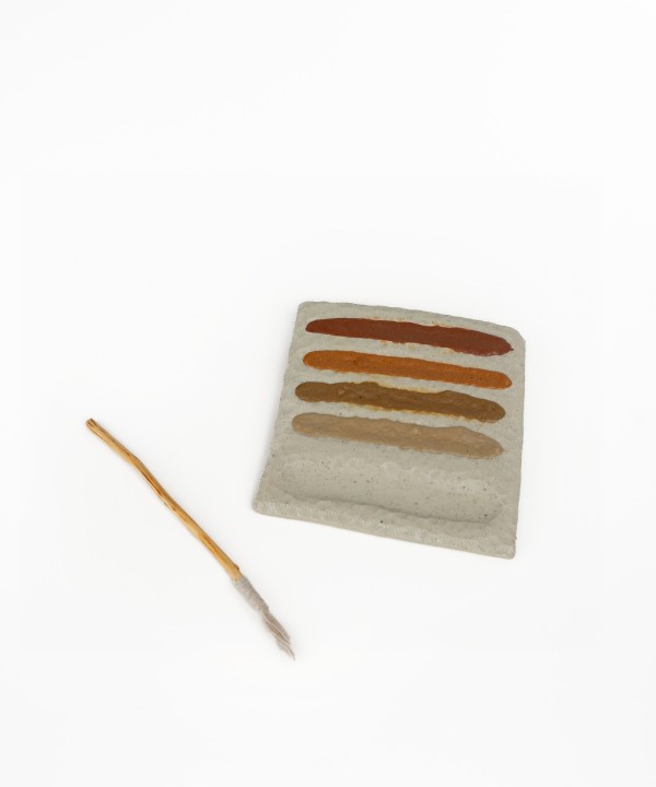 Palette en céramique avec pinceau en coton et aquarelles