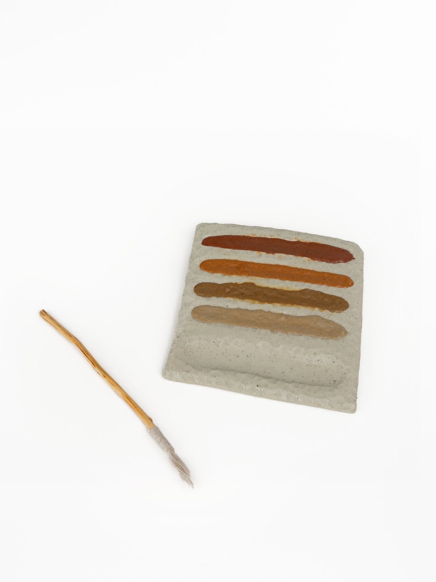 Paleta em cerâmica com pincel de algodão e aguarelas