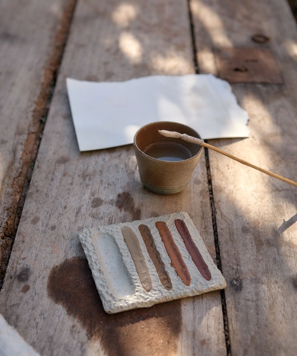 Paleta de cerámica con pincel de algodón y acuarelas.