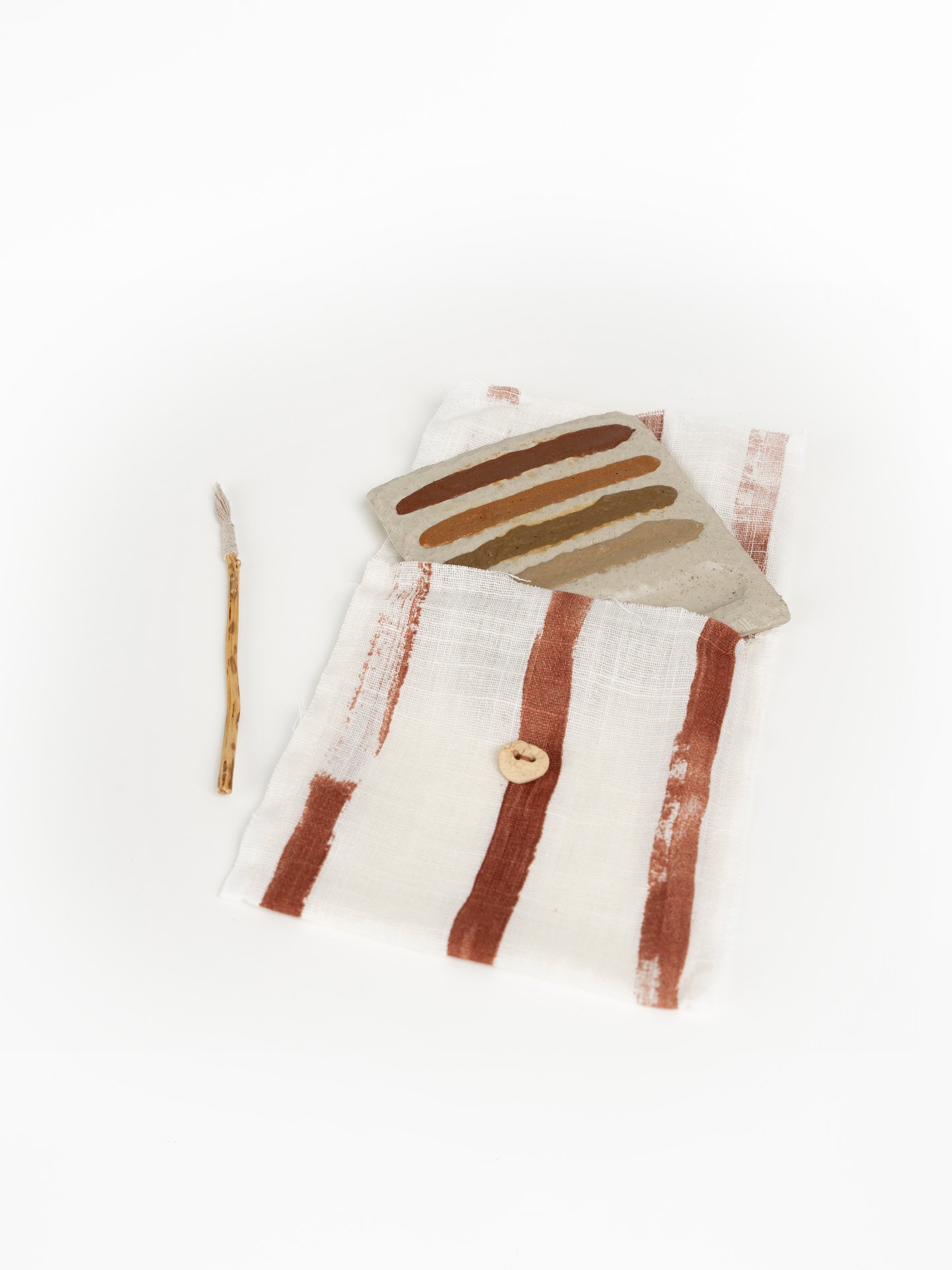 Paleta em cerâmica com pincel de algodão e aguarelas