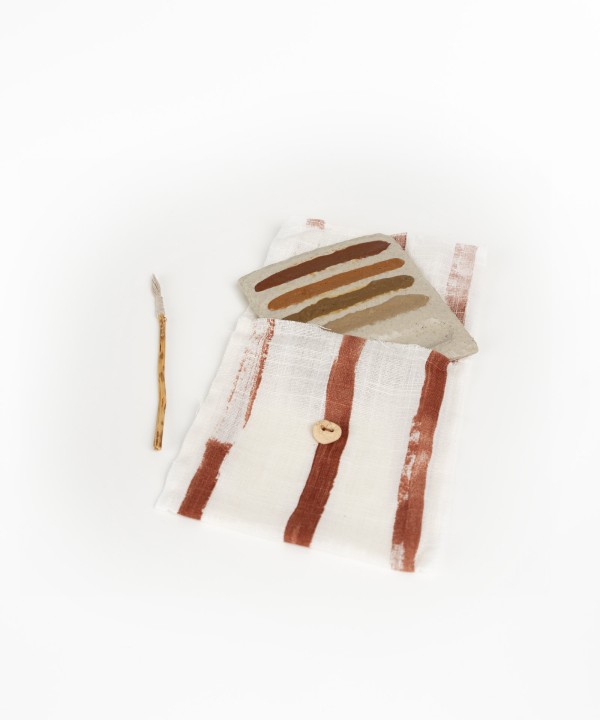 Palette en céramique avec pinceau en coton et aquarelles