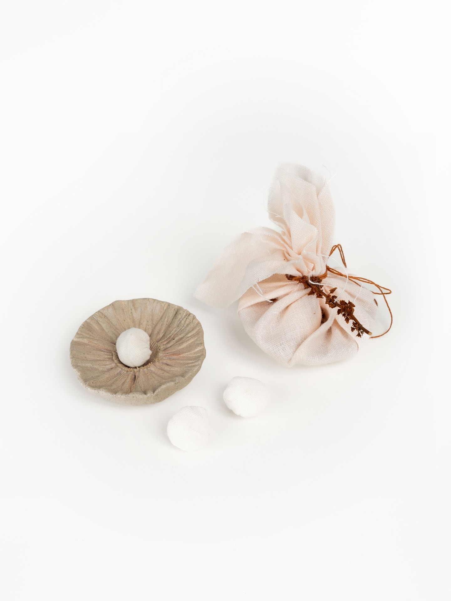 Diffuseur en céramique avec éléments naturels et cordon décoratif