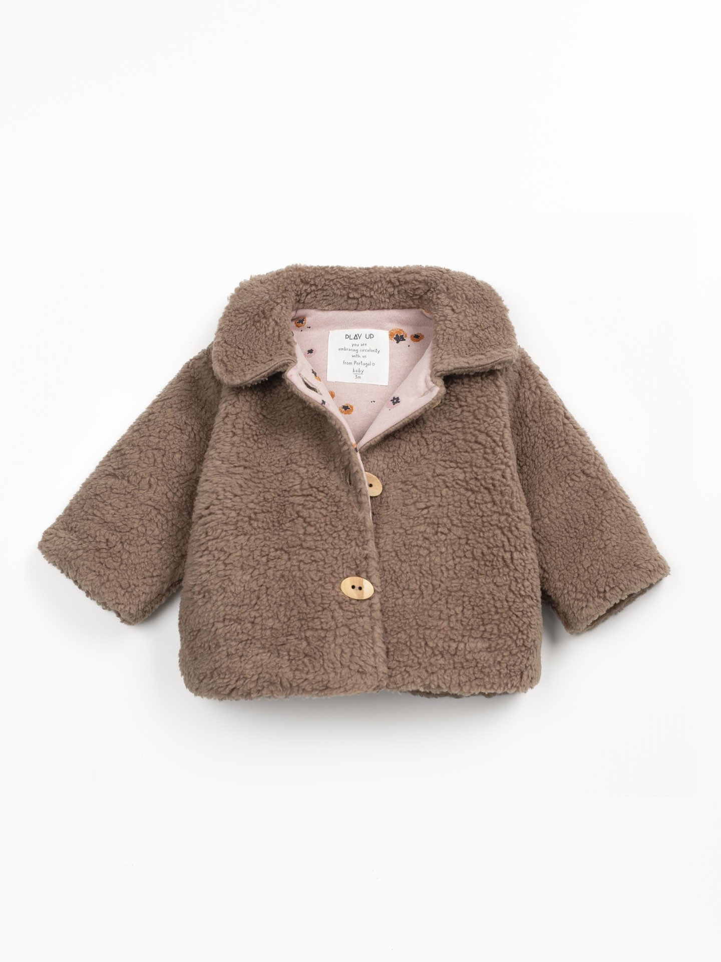 Fur jacket with wooden buttons