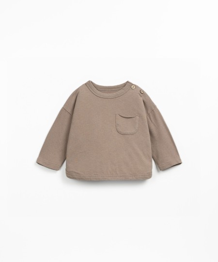 Knitted sweater with a blend of natural and recycled fibers