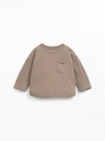 Knitted sweater with a blend of natural and recycled fibers