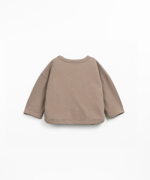 Knitted sweater with a blend of natural and recycled fibers