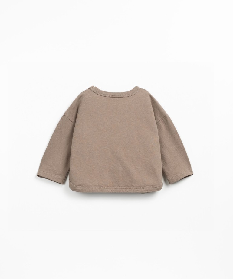 Knitted sweater with a blend of natural and recycled fibers