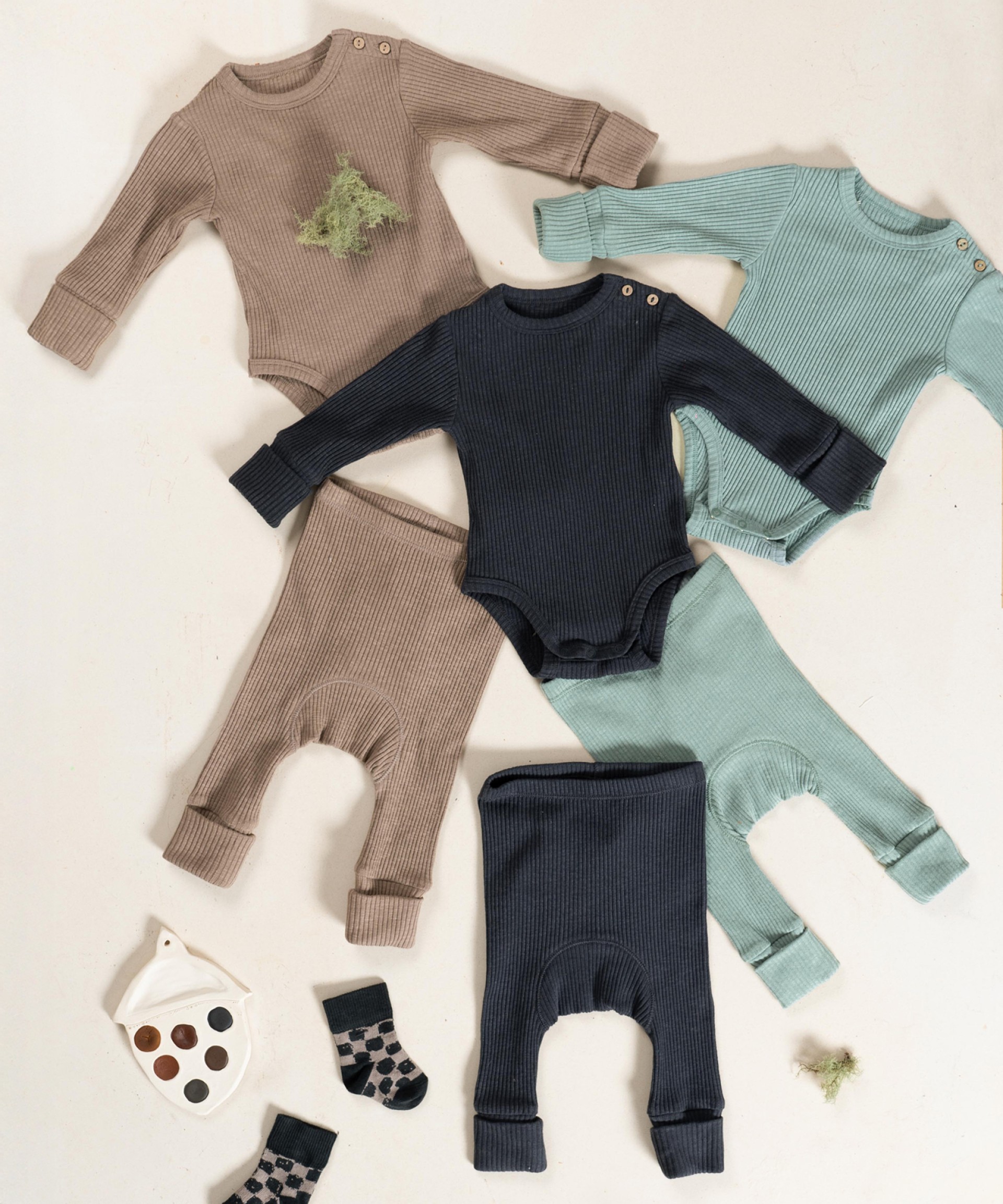 Ribbed organic cotton bodysuit with shoulder opening