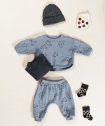 Knit sweater with dropped shoulders