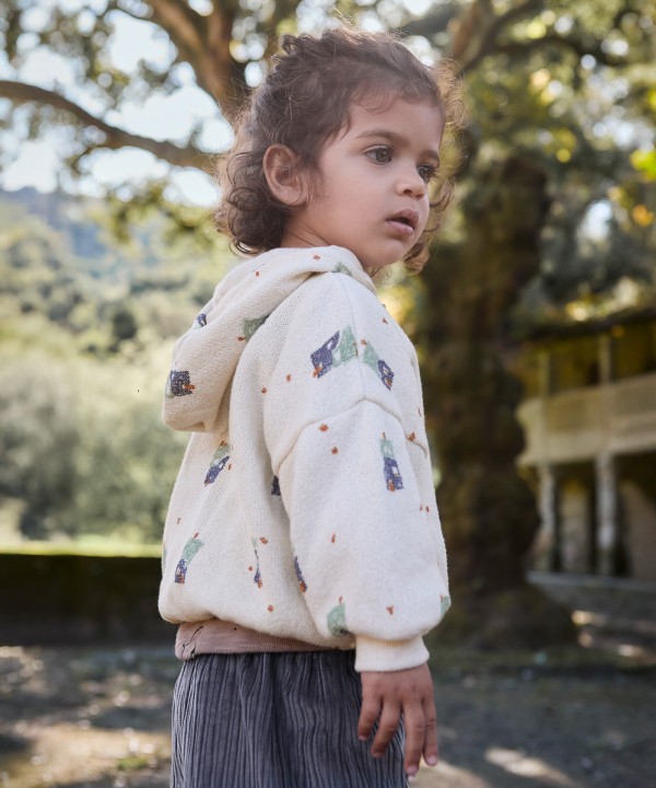 Knitted sweater with a blend of natural and recycled fibers