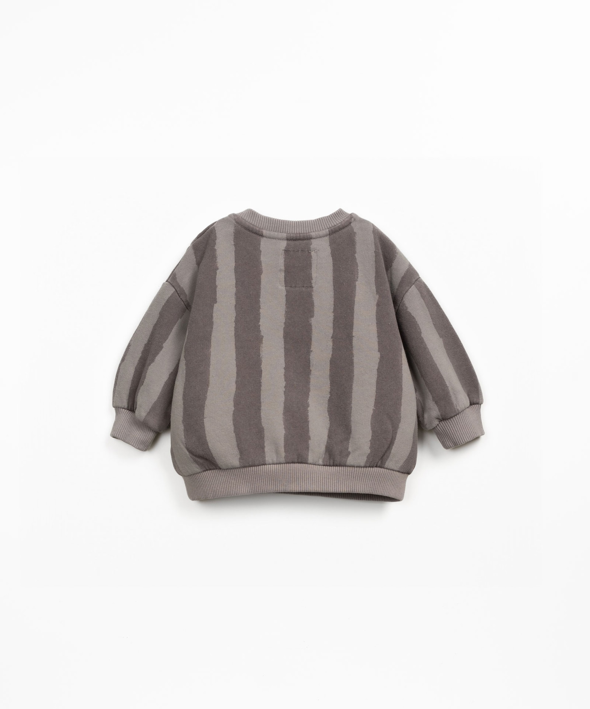 Knitted sweater with a blend of natural fibers