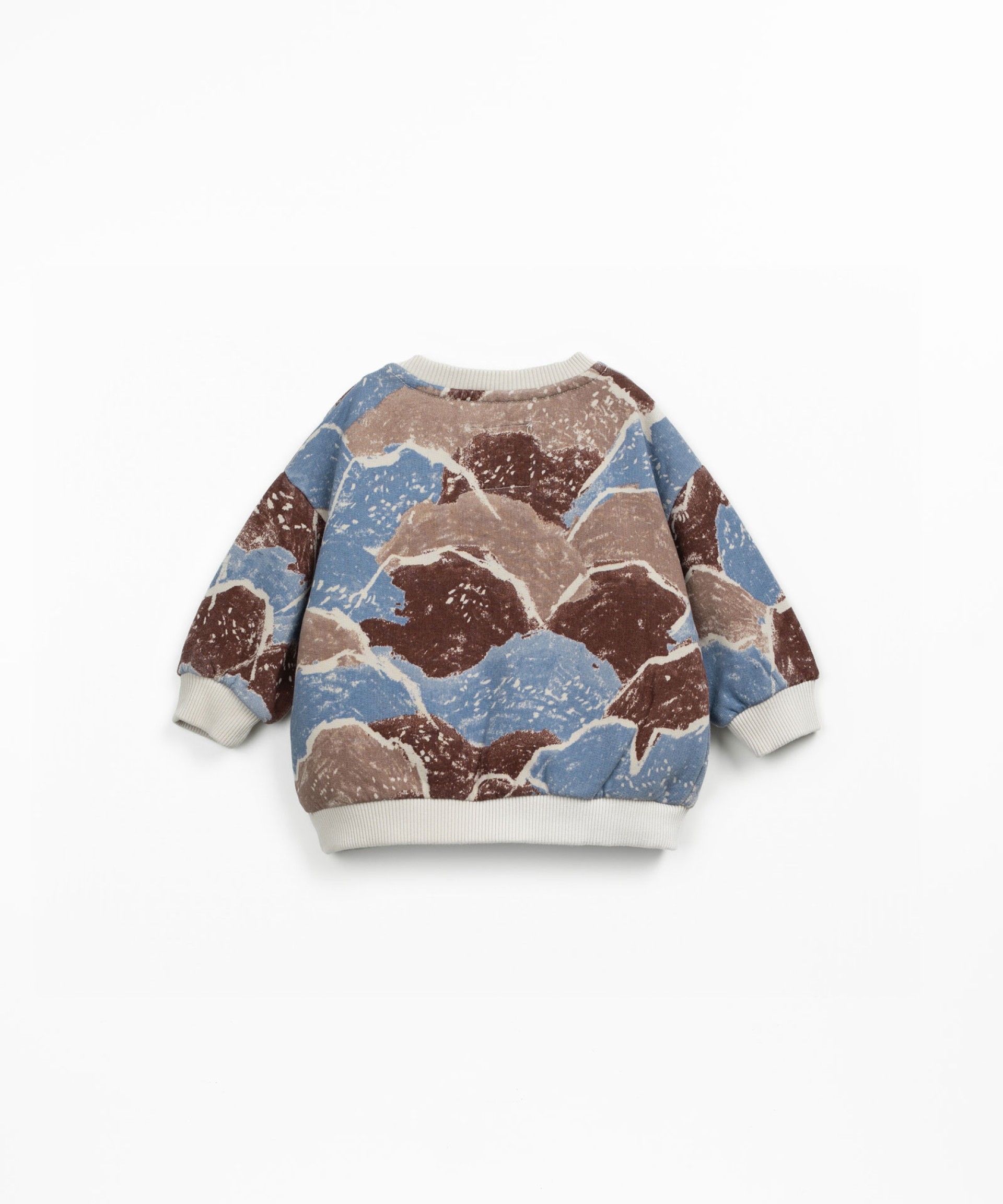 Knitted sweater with a blend of natural fibers