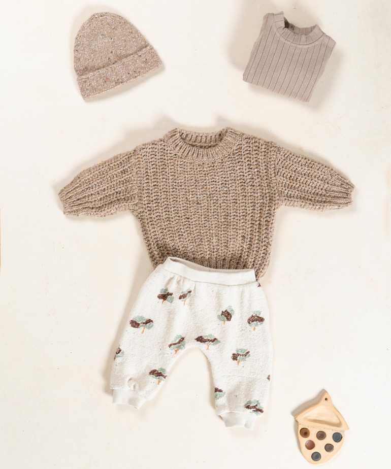 Knitted sweater with recycled fibers