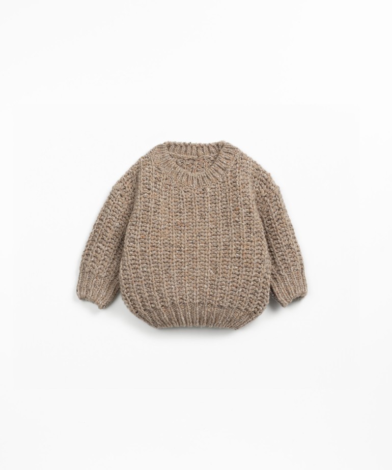 Knitted sweater with recycled fibers