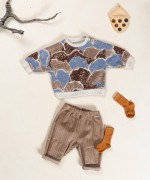 Knitted sweater with a blend of natural fibers