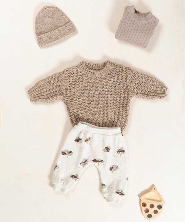 Knitted sweater with recycled fibers