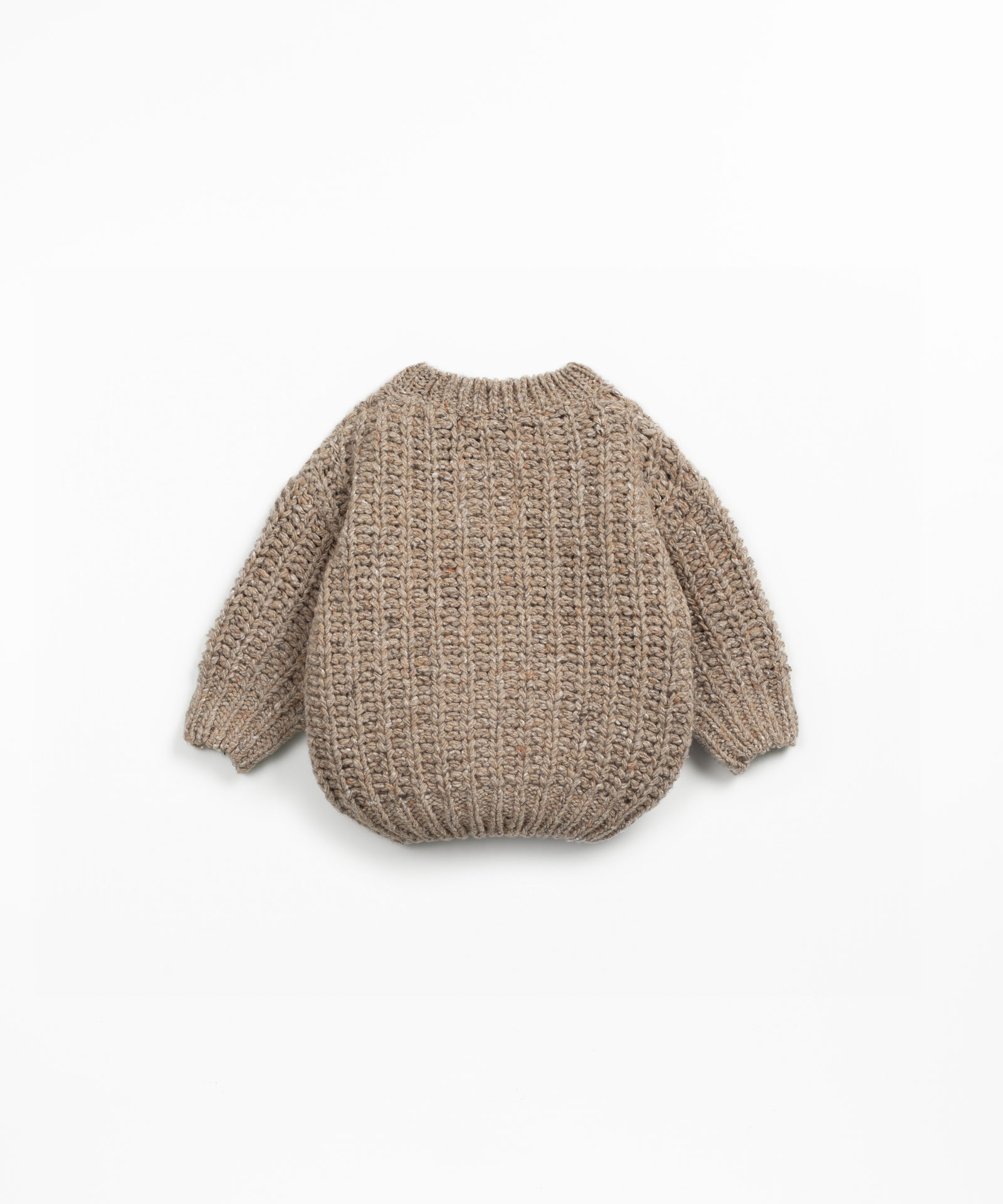Knitted sweater with recycled fibers