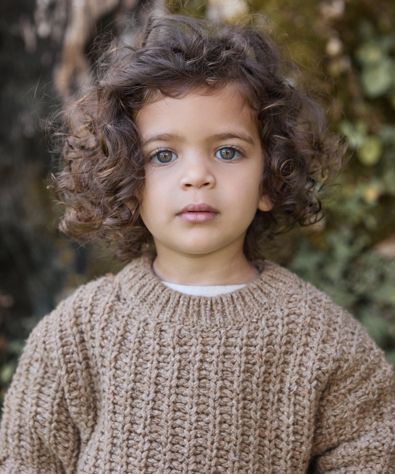 Knitted sweater with recycled fibers