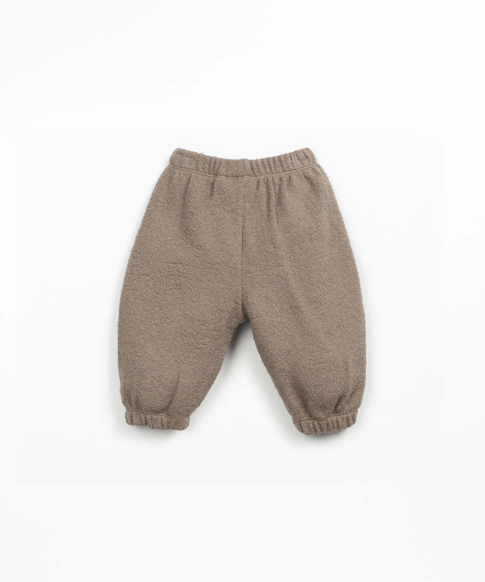 Pantalones de punto con detalle de pieza en la rodilla