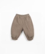 Pantalones de punto con detalle de pieza en la rodilla