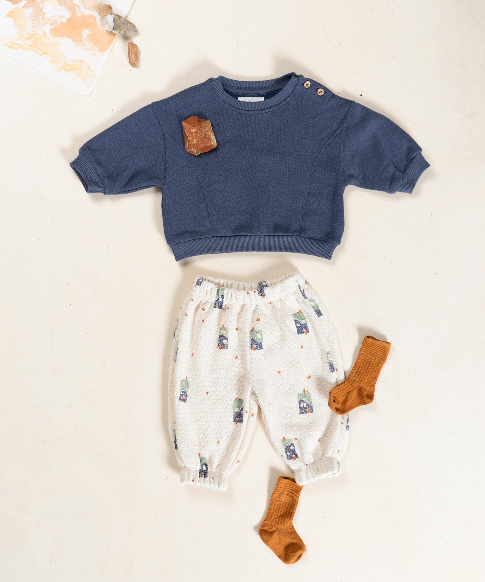 Pantaloni in maglina con cotone rigenerativo e cotone riciclato