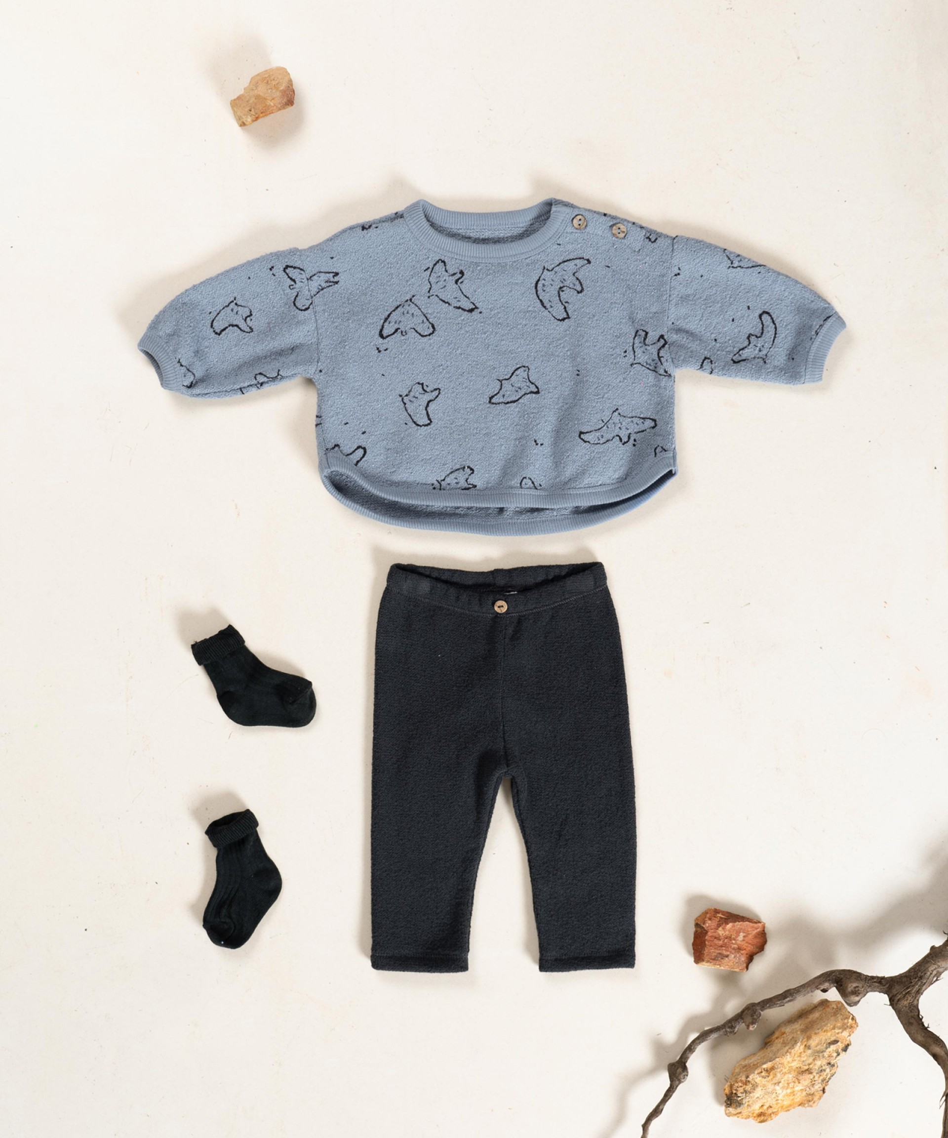 Knit leggings with decorative coconut button
