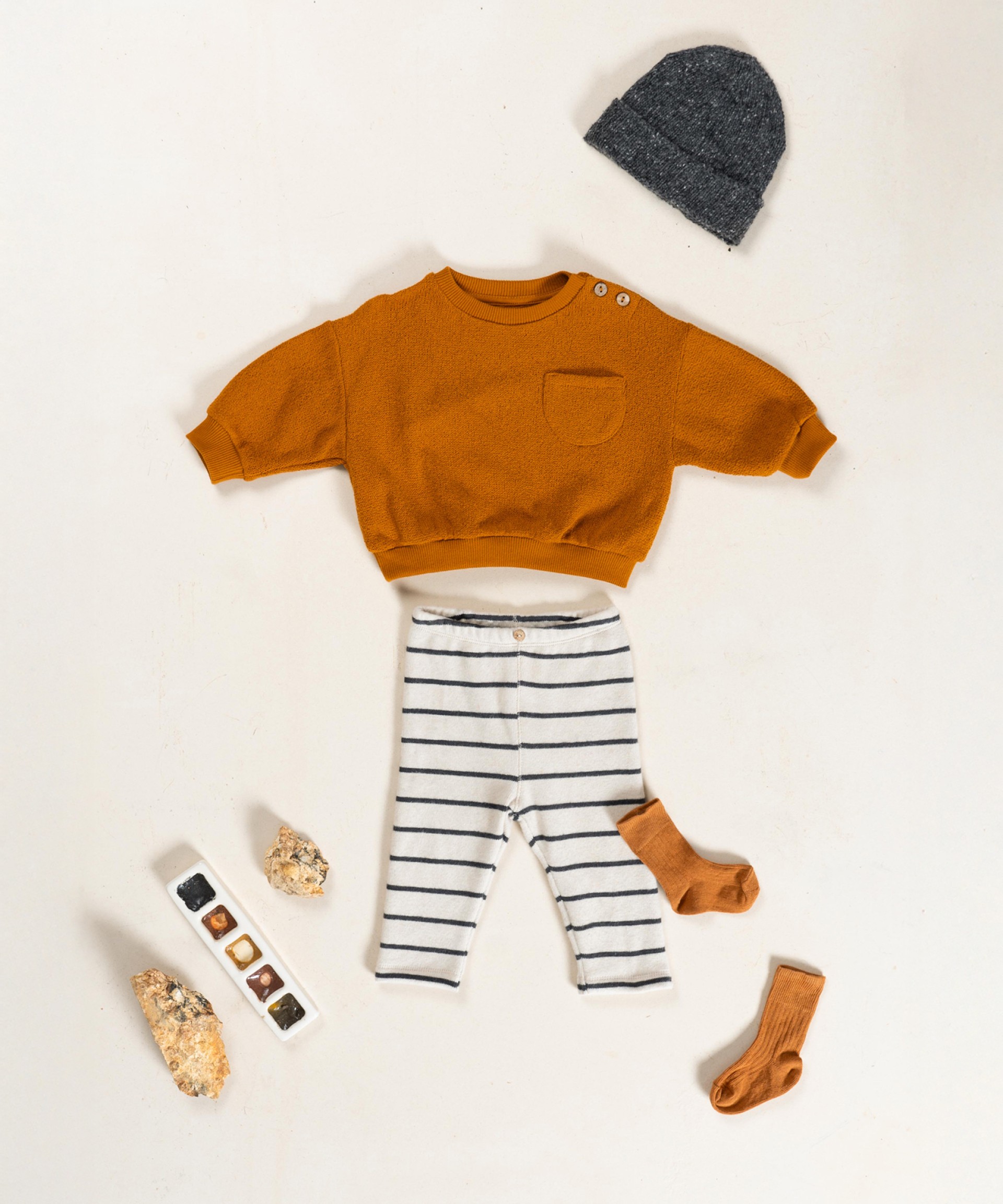 Leggings with decorative coconut button |