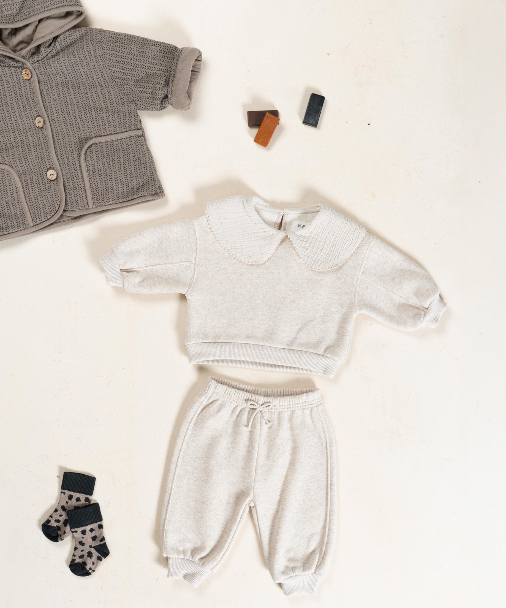 Knit sweater with collar