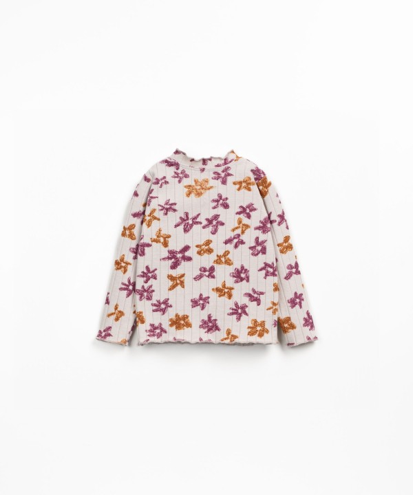 Knitted sweater with recycled fibers