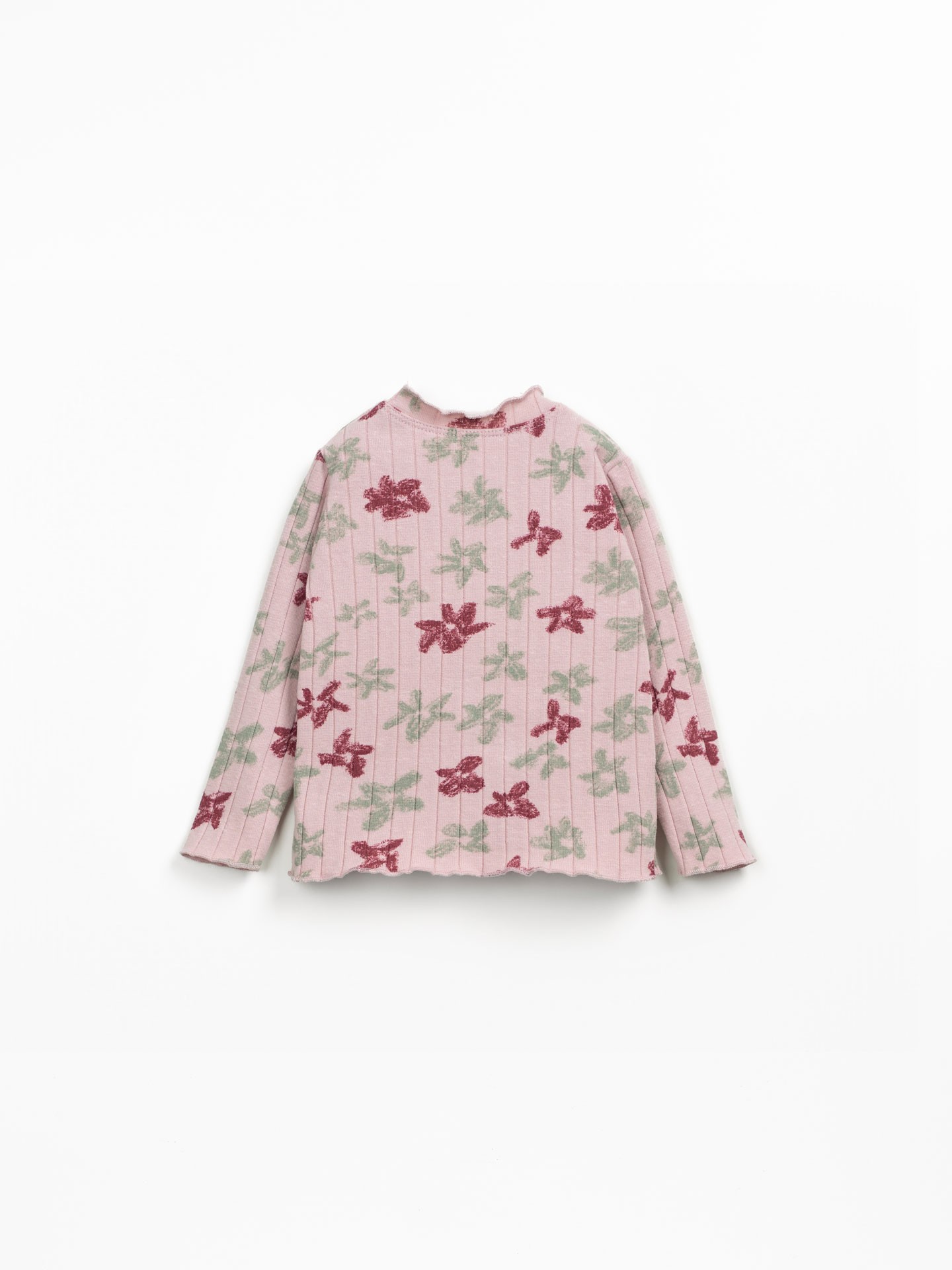 Knitted sweater with recycled fibers