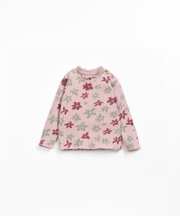 Knitted sweater with recycled fibers