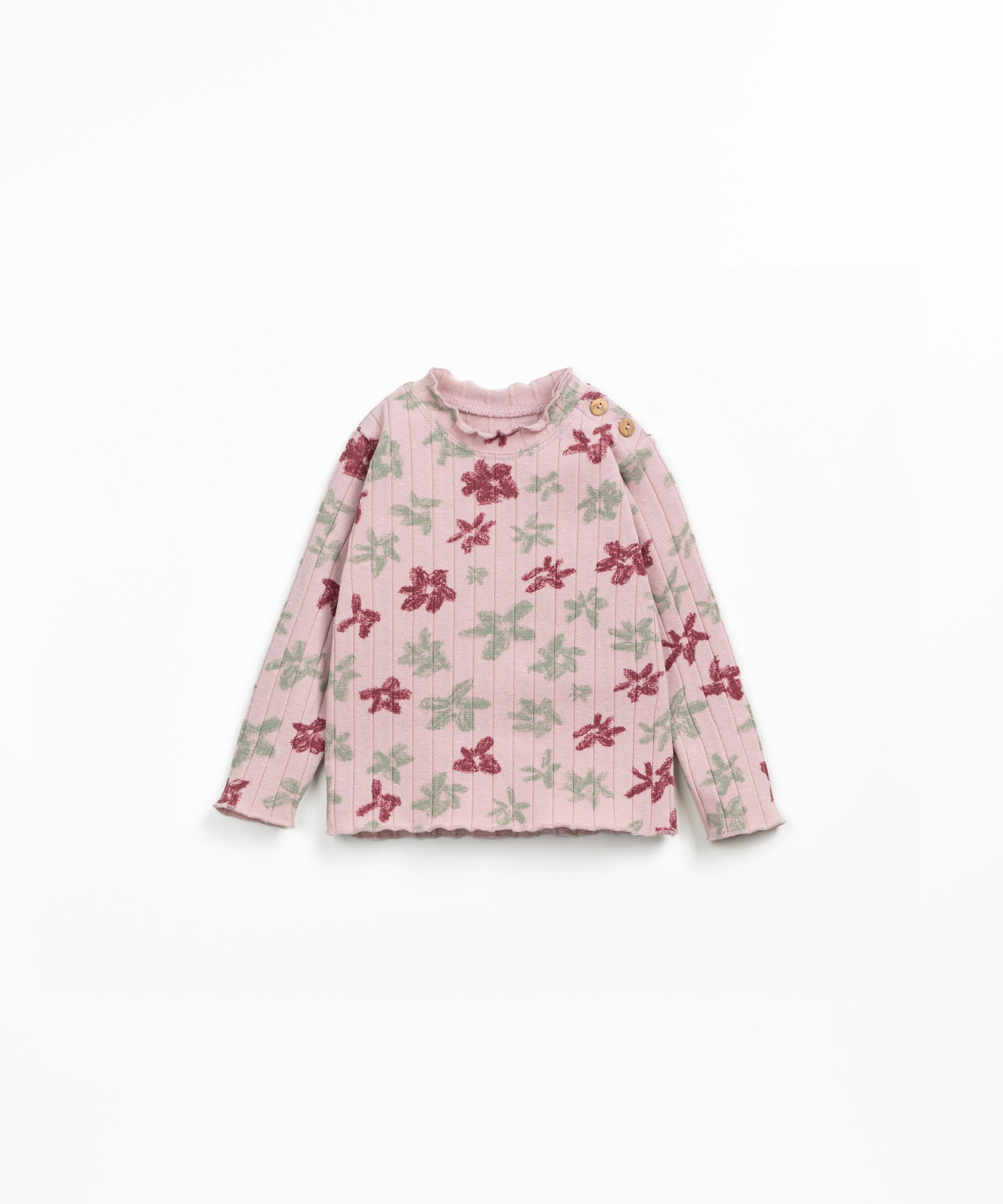 Knitted sweater with recycled fibers