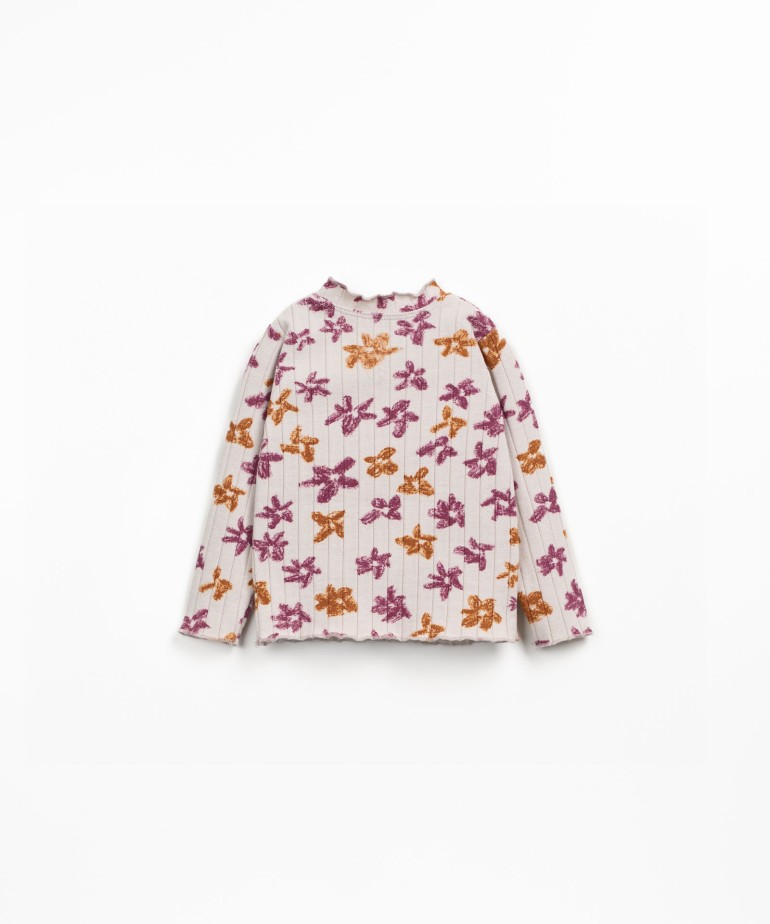 Knitted sweater with recycled fibers