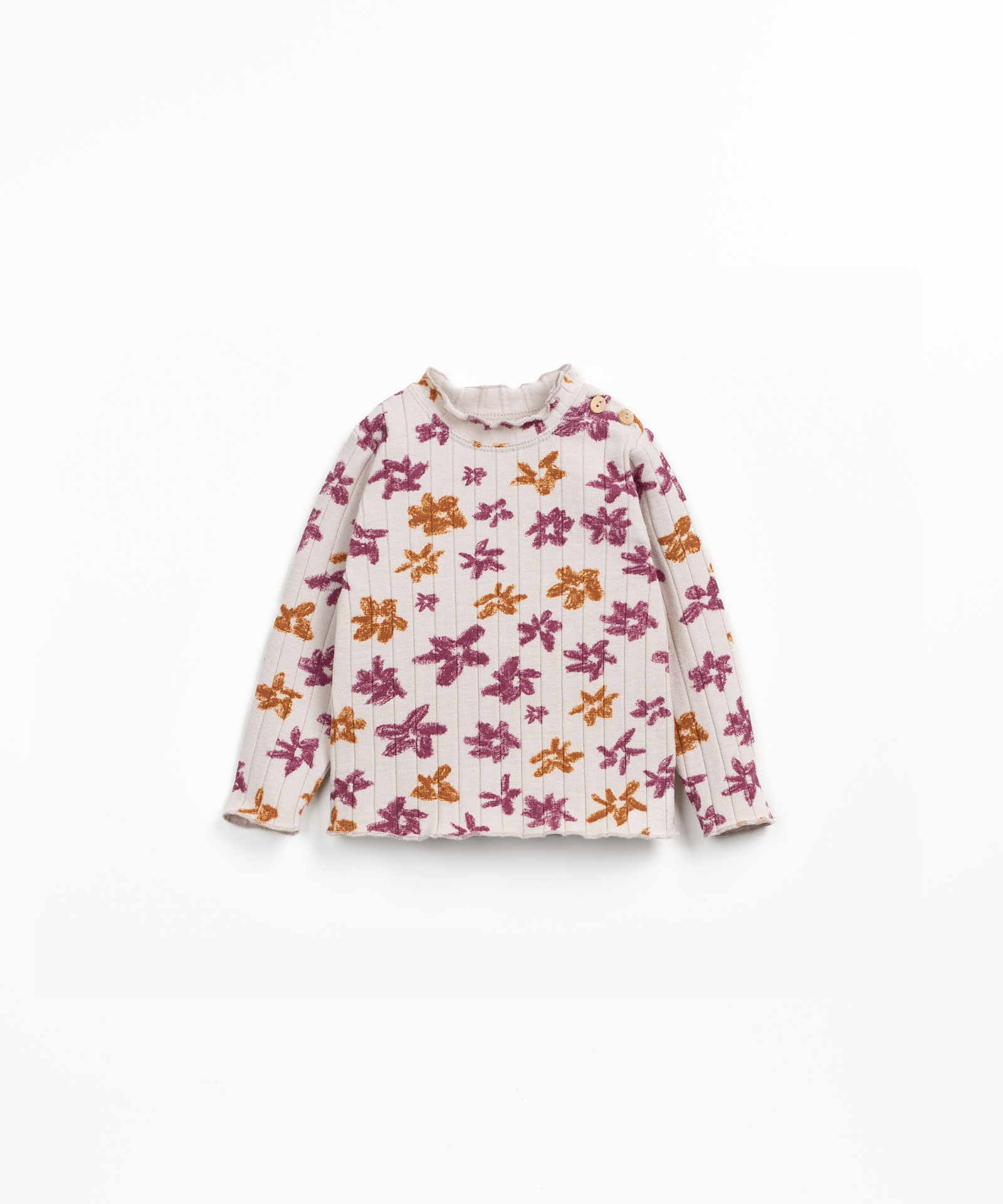 Knitted sweater with recycled fibers