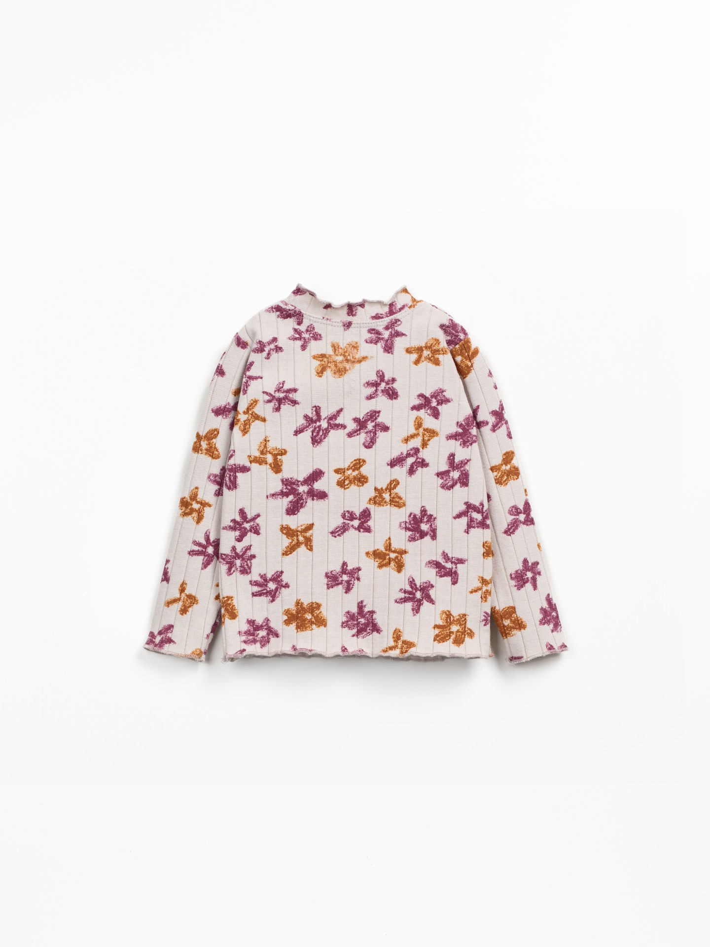 Knitted sweater with recycled fibers