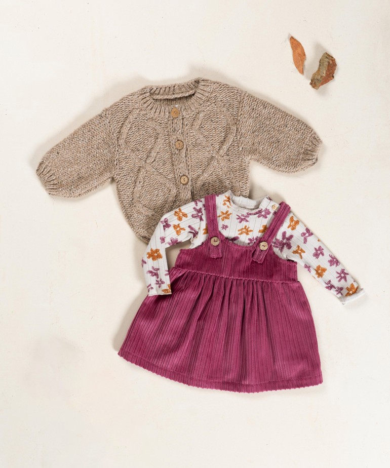 Knitted sweater with recycled fibers