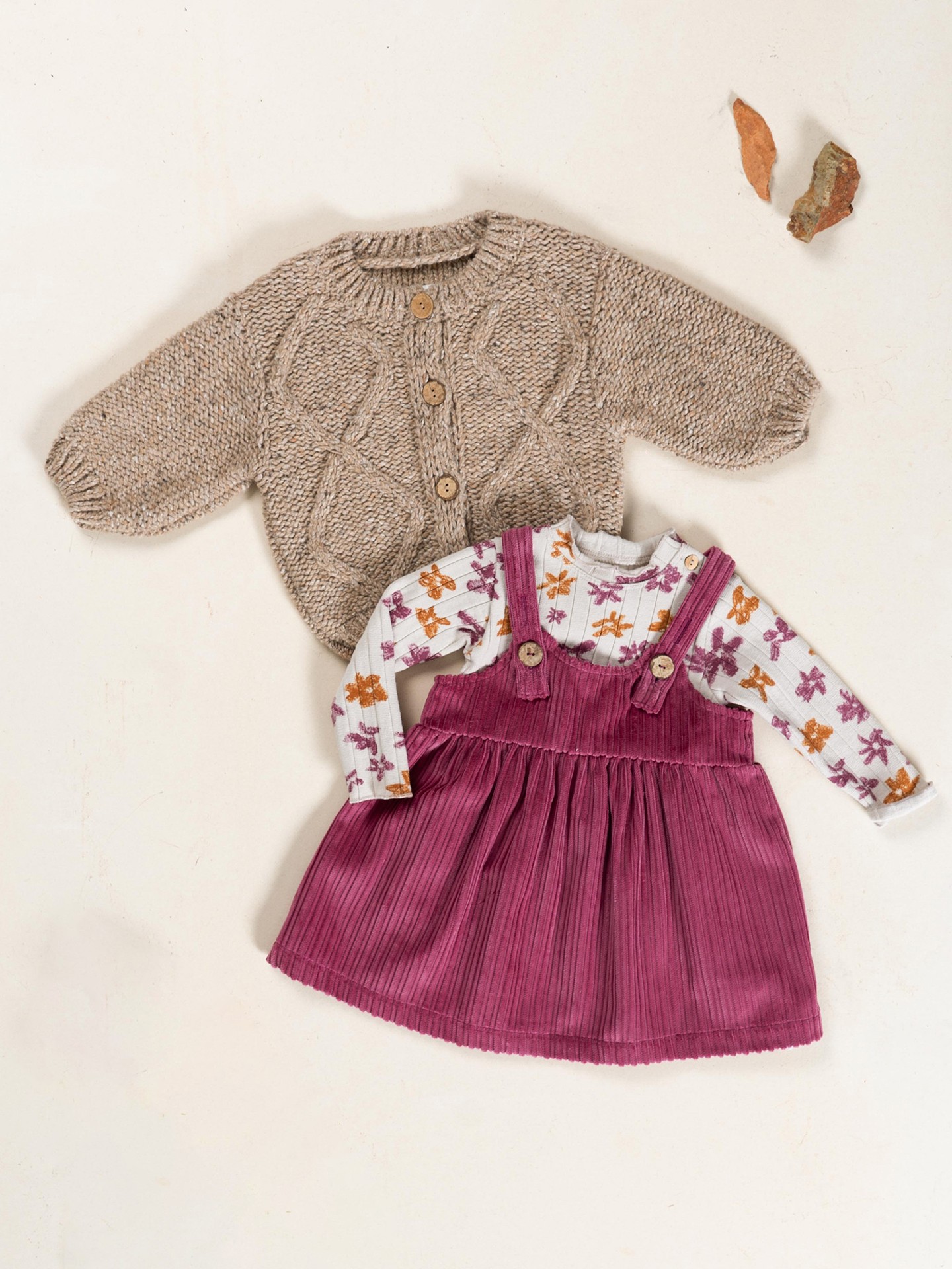 Knitted sweater with recycled fibers