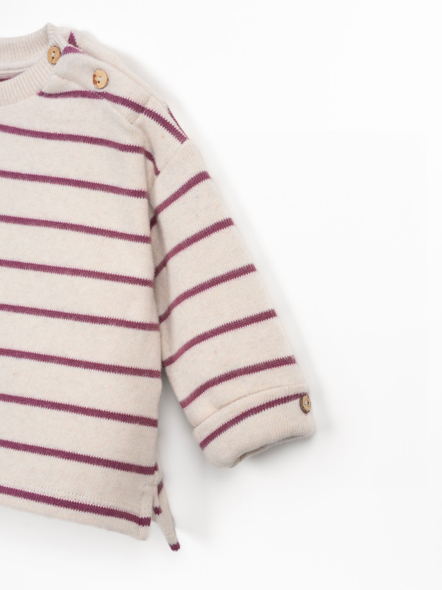 Pull rayé avec ouverture à l'épaule