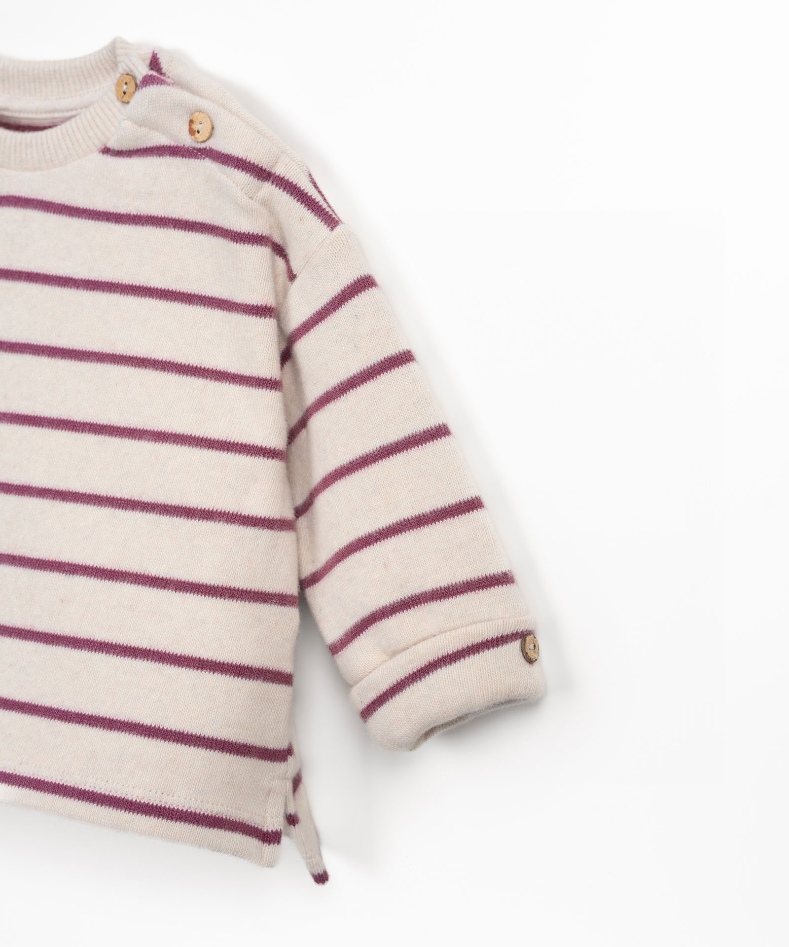 Camisola de malha às riscas com abertura no ombro